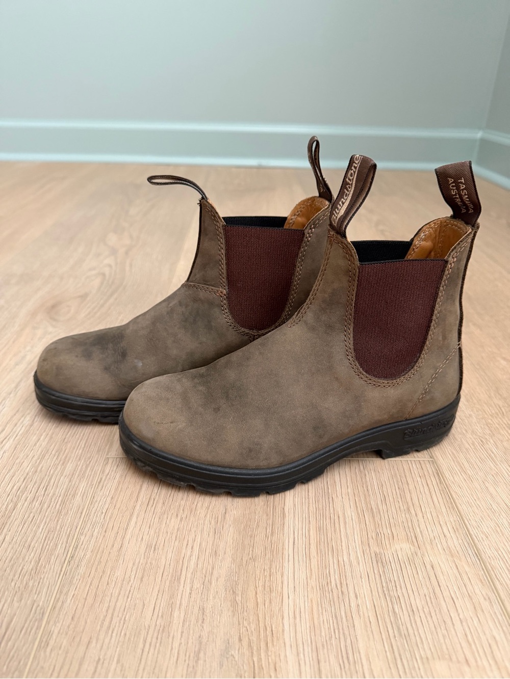 Blundstone Brown Chelsea Ankle Boots with Dark Brown Elastic